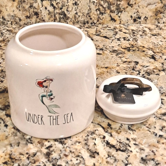 🧜‍♀️Disney "Under The Sea" Beautiful Princess Ariel Canister With Gold Tone Lid - Picture 3 of 5